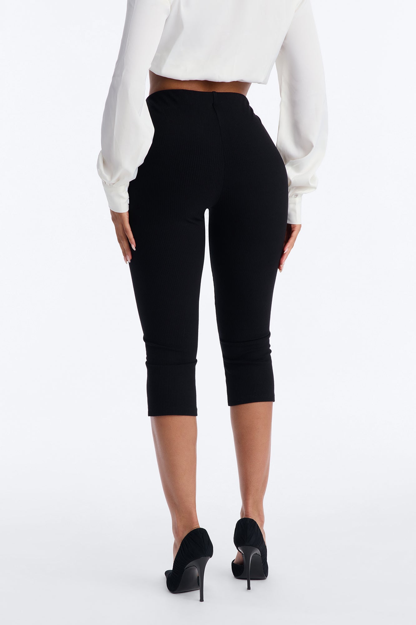 Ultra Ribbed Low Rise Capri Legging - Black